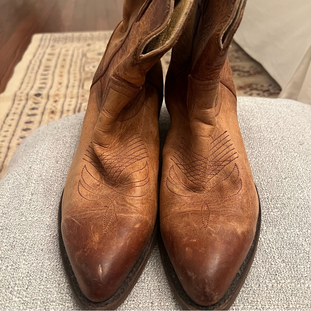 Frye ankle boot. Size 8.5. Western stitching.